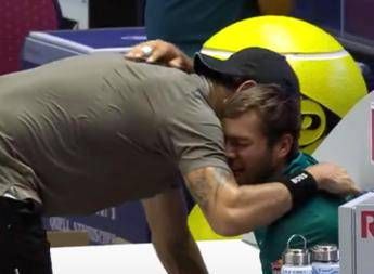 Cobolli si fa male nel derby e scoppia a piangere, Atp Finals a rischio. Berrettini lo abbraccia