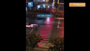Cina, nell’Anhui l’attraversamento pedonale è con segnali luminosi e vocali