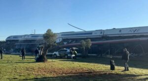Scontro tra due treni dell’Alta velocità in Spagna, decine di vittime
