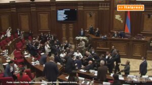 Armenia, volano pugni e calci nella mega-rissa in Parlamento