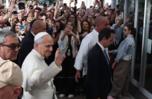 Papa Leone XIV rientrato in Vaticano dopo le dimissioni dal Gemelli