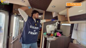 Droga e armi nascoste in un caravan nei boschi del Varesotto, tre arresti