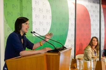 Centrosinistra, il messaggio di Schlein: “Uno non vale uno”. Conte: “Si va alle primarie”