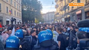 A Milano i manifestanti in marcia verso presidio, forze dell’ordine li bloccano
