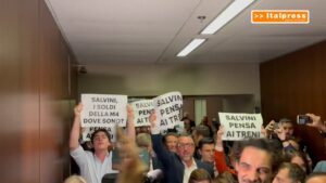Lombardia, Salvini contestato a Palazzo Pirelli “Pensa ai treni”
