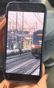 Uomo cammina con un bastone sui binari: ritardi fino a sei ore sulla linea Orte Fiumicino