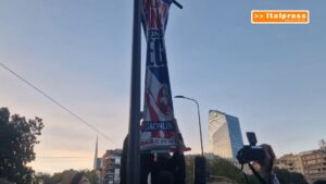 A Milano manifestanti strappano un manifesto della Lega, le immagini