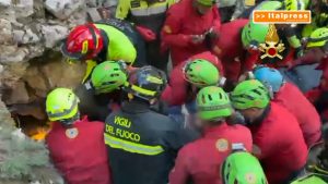 Estratto speleologo bloccato in una grotta in Sardegna, le immagini