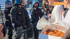 Sciopero generale, al corteo di Napoli giovani offrono dolci a forze dell’ordine