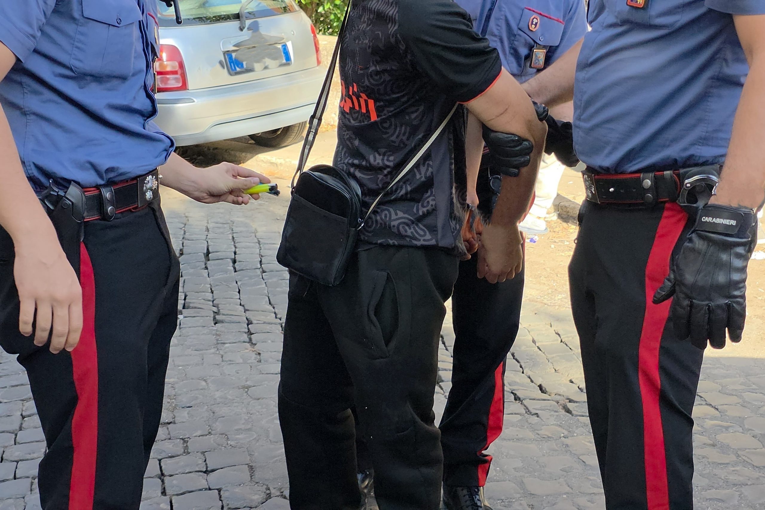 Roma – Dodici ore d’assedio al Quarticciolo, Carabinieri nelle piazze di spaccio: 11 arresti e mille dosi sequestrate (FOTO)