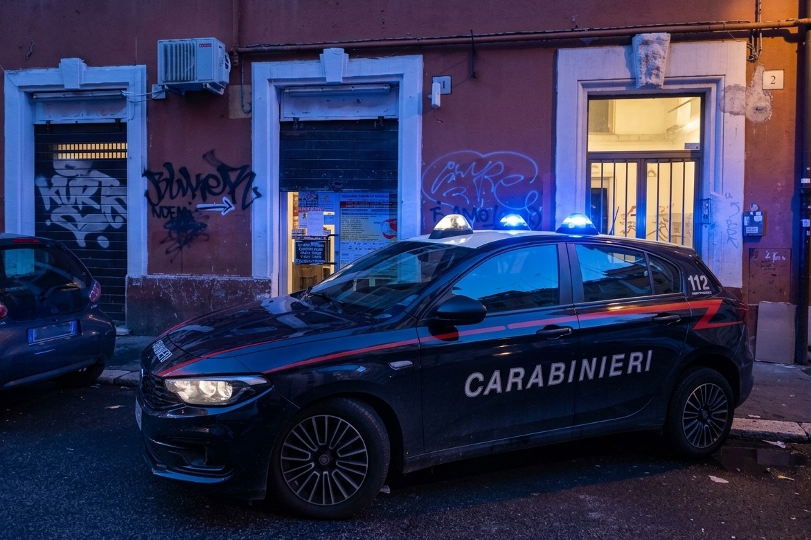 Prende a pugni un uomo per rubargli l’orologio e poi scappa con un’auto senza patente: arrestato ventenne
