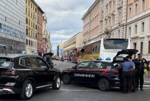 Roma – Si ferma per accompagnare turisti a Fiumicino: Ncc abusivo beccato senza patente e con cocaina in tasca