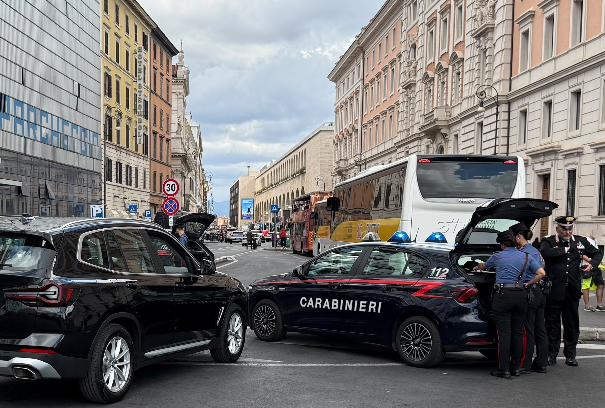 Roma – Si ferma per accompagnare turisti a Fiumicino: Ncc abusivo beccato senza patente e con cocaina in tasca