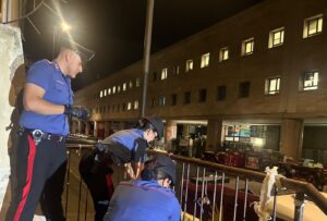 Sette metri cubi di rifiuti e bivacchi rimossi alla Stazione Termini