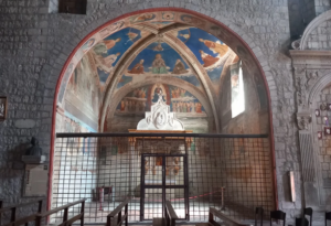 Viterbo – Tetto lesionato e navate sbarrate da mesi: in arrivo un milione di euro per salvare la chiesa della Verità