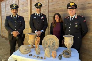 Crateri etruschi, vasi ed ex-voto sottratti al mercato clandestino: 54 reperti inestimabili tornano a Cerveteri