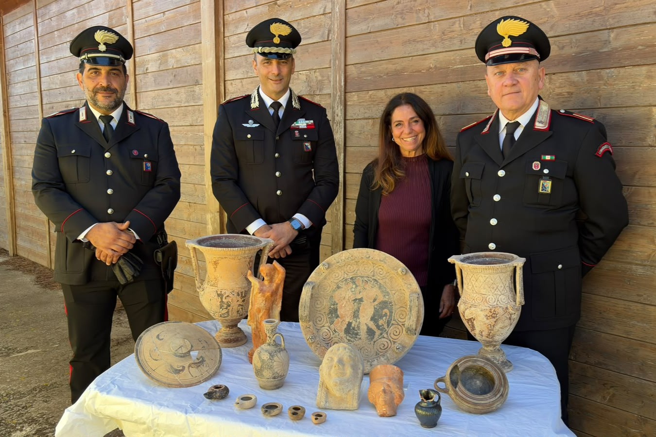 Crateri etruschi, vasi ed ex-voto sottratti al mercato clandestino: 54 reperti inestimabili tornano a Cerveteri