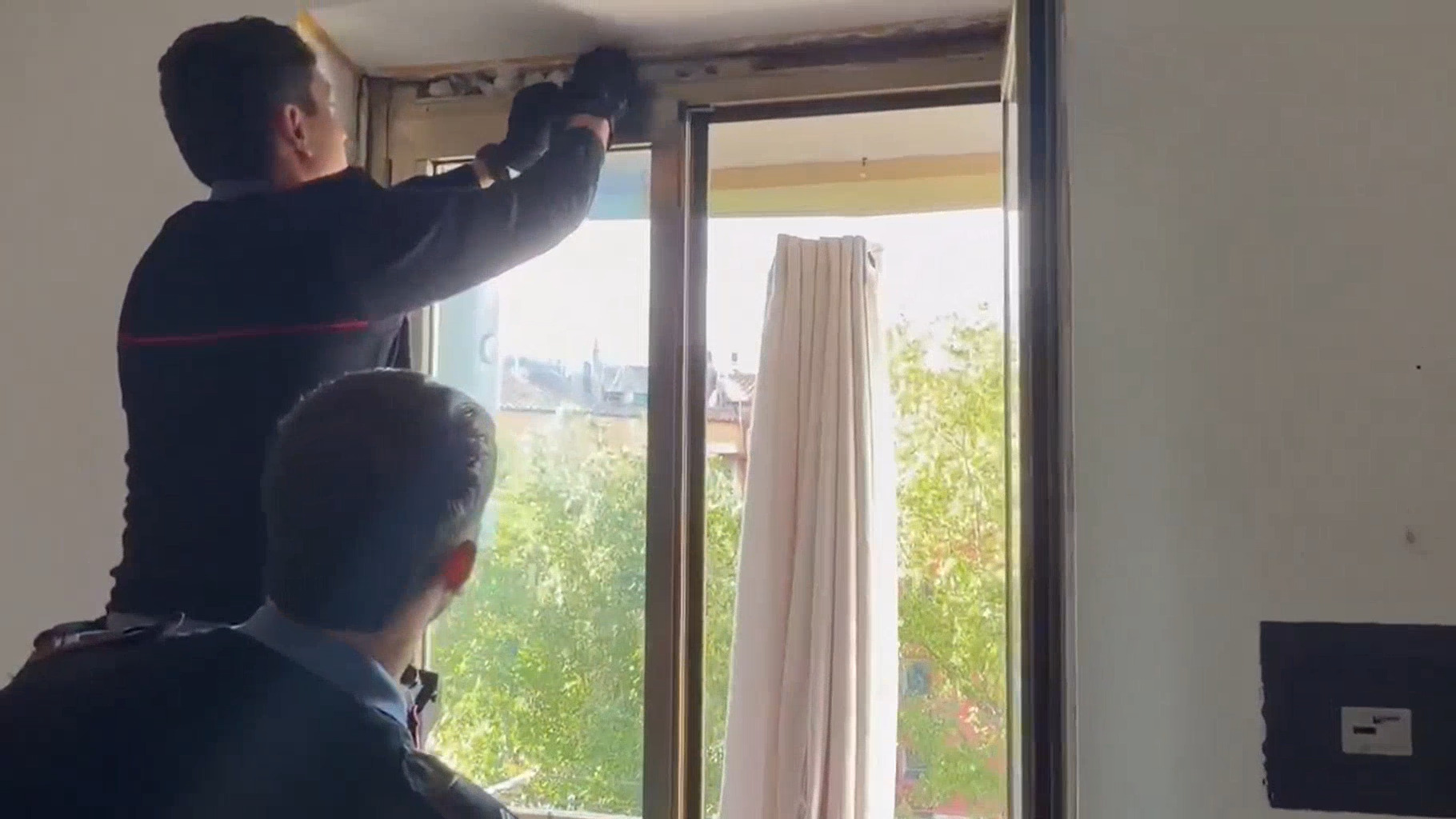 Roma – Appartamento occupato abusivamente trasformato in fortino di droga: quasi due etti di cocaina nei montanti delle finestre (VIDEO)