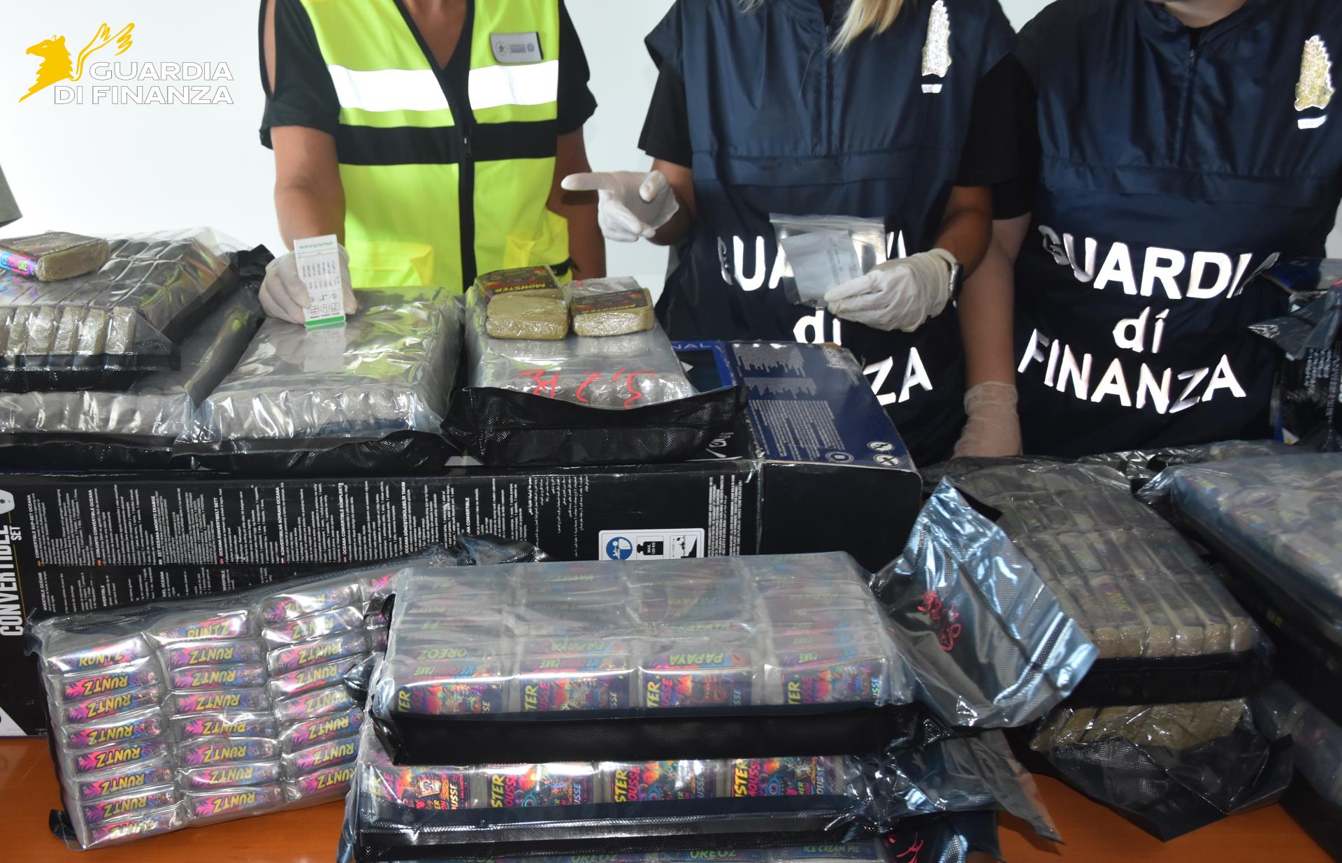 Hashish nei kayak gonfiabili: 210 chili dagli Usa a Fiumicino, arrestato un 22enne