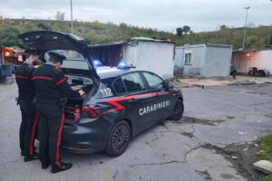 Roma – Controlli dei Carabinieri nei campi nomadi: oltre 260 persone identificate, una denuncia e sequestri