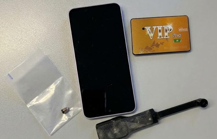 Polizia alla Motorizzazione di Viterbo perquisisce uomo e lo trova all’esame della patente con auricolari e microcamera