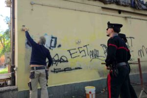 Operazione rispristino decoro urbano al Quarticciolo: rimosse scritte in arabo ed in italiano dalle palazzine Ater