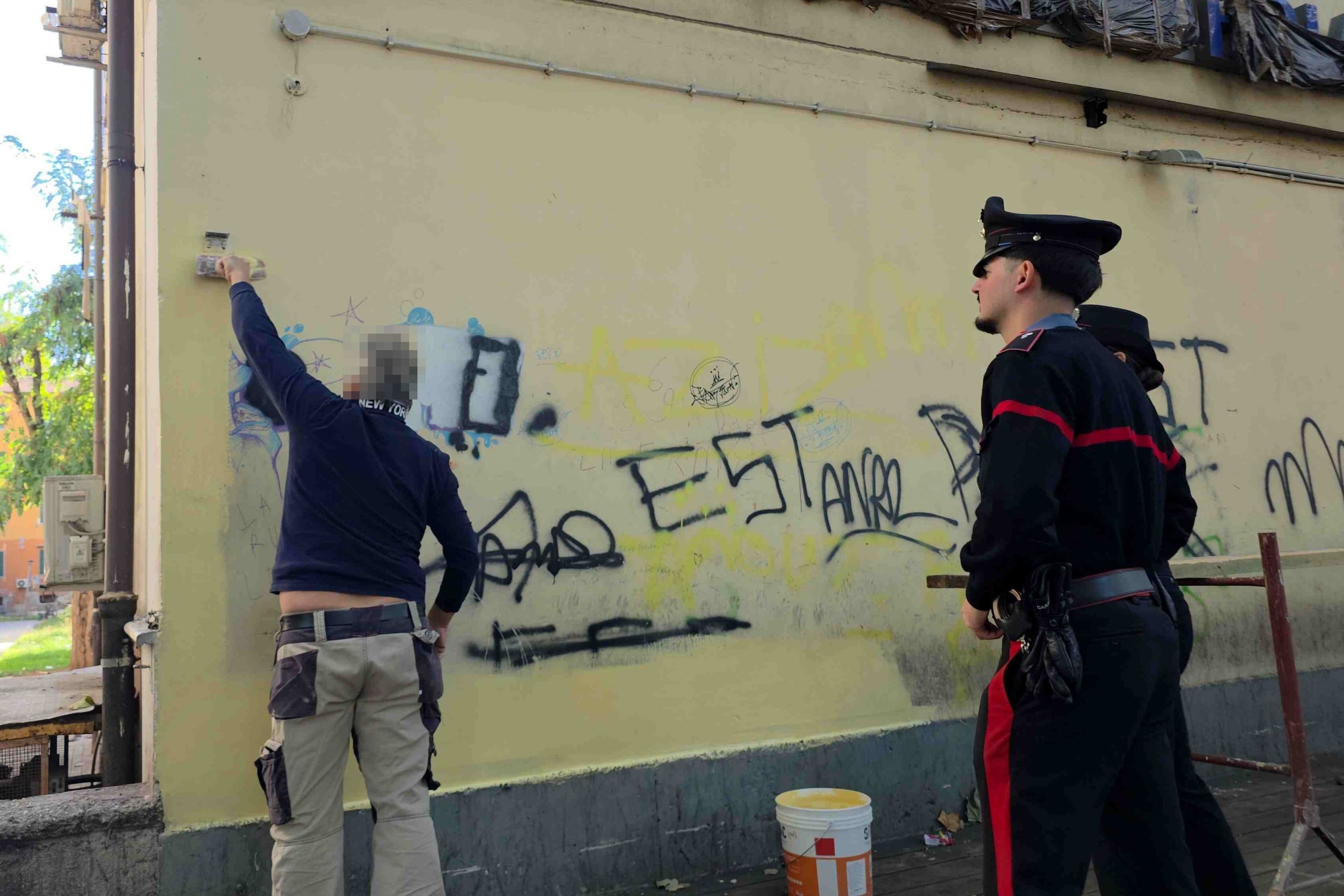 Operazione rispristino decoro urbano al Quarticciolo: rimosse scritte in arabo ed in italiano dalle palazzine Ater