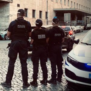 Roma – Stazione Termini, stacca una telecamera di videosorveglianza e la usa per infrangere il vetro di un’auto: arrestato 29enne