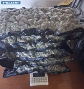 Roma – Tre chili di “maria al mentolo” sequestrati dalla Polizia di Stato. Arrestato ventiseienne per le strade di Morena