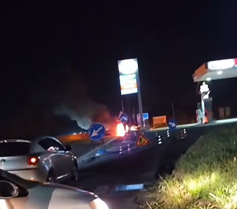 Notte di fuoco sulla Pontina: auto in fiamme a Castel Romano, traffico paralizzato