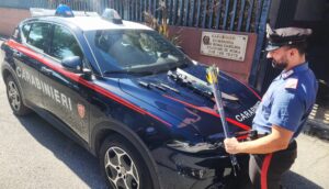 Roma – Giovane si chiude in casa e minaccia i Carabinieri con l’arco e le frecce