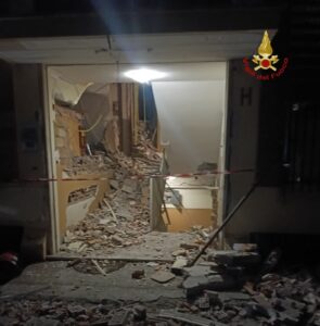 Ostia, bomba carta sventra l’androne di un palazzo: due feriti ed evacuate 11 famiglie. L’ombra della criminalità (FOTO)