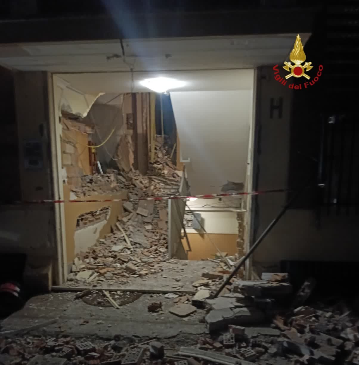 Ostia, bomba carta sventra l’androne di un palazzo: due feriti ed evacuate 11 famiglie. L’ombra della criminalità (FOTO)