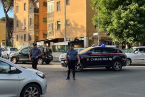 Roma – Entrano in farmacia con una pistola e rubano l’incasso, i Carabinieri arrestano tre persone