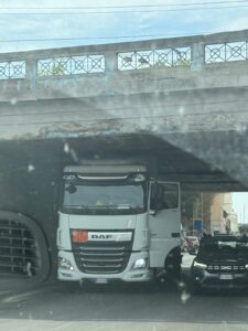 Civitavecchia – Camion si incastra sotto un ponte della Braccianese Claudia