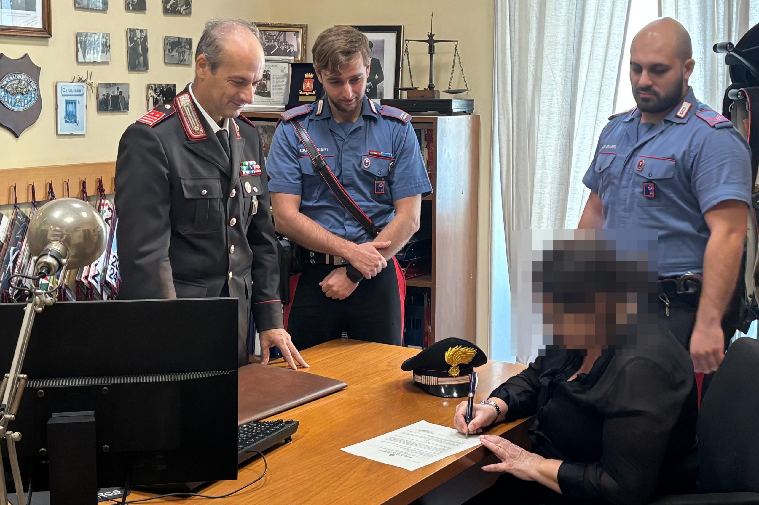 Roma – Con la truffa del “finto poliziotto” le fanno versare 44mila euro, somma restituita ed una ventunenne denunciata