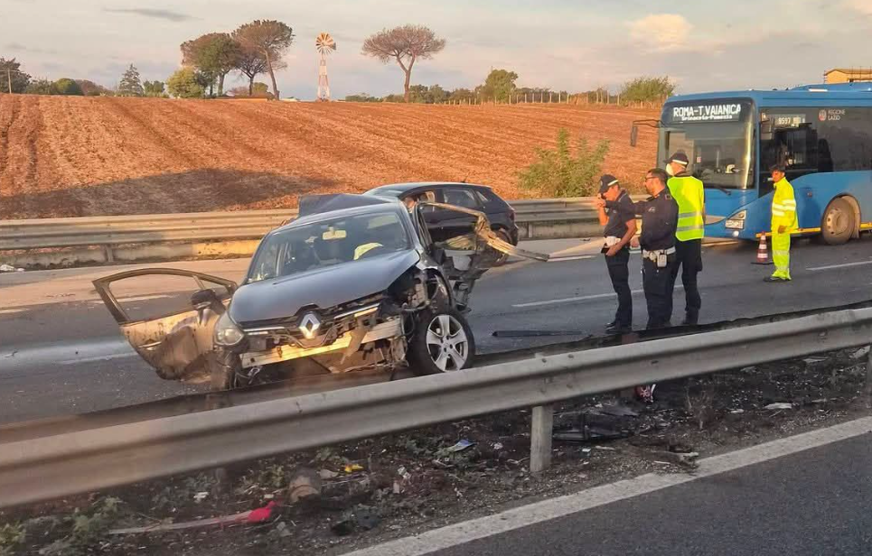 Inferno di lamiere sulla Pontina, auto “vola” nell’altra carreggiata: pendolari in ostaggio di 14 km di code
