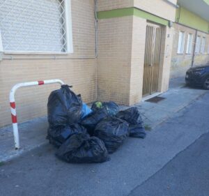 Civitavecchia – Rifiuti a Campo dell’Oro: ritrovati 30 sacchi neri con materiale edile, indagini in corso (FOTO)