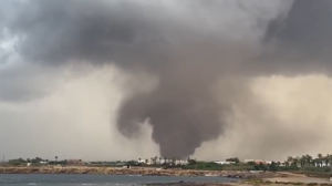 Inferno d’aria e detriti tra Marsala e Petrosino: tornado mostruoso devasta il litorale, auto scagliate nei burroni e scuole sventrate (VIDEO)