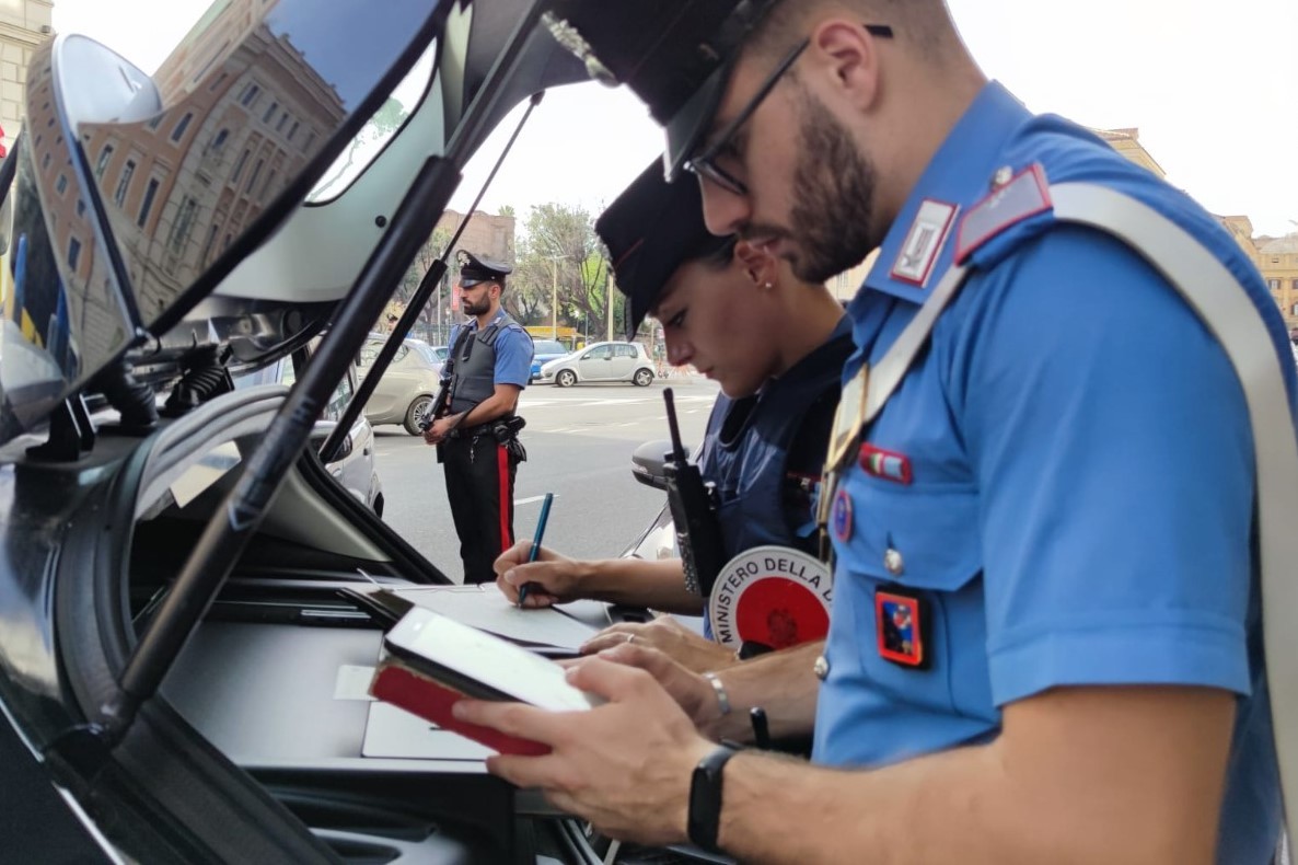 Roma – Si finge carabiniere per truffare un compra oro ma viene arrestato dai carabinieri veri