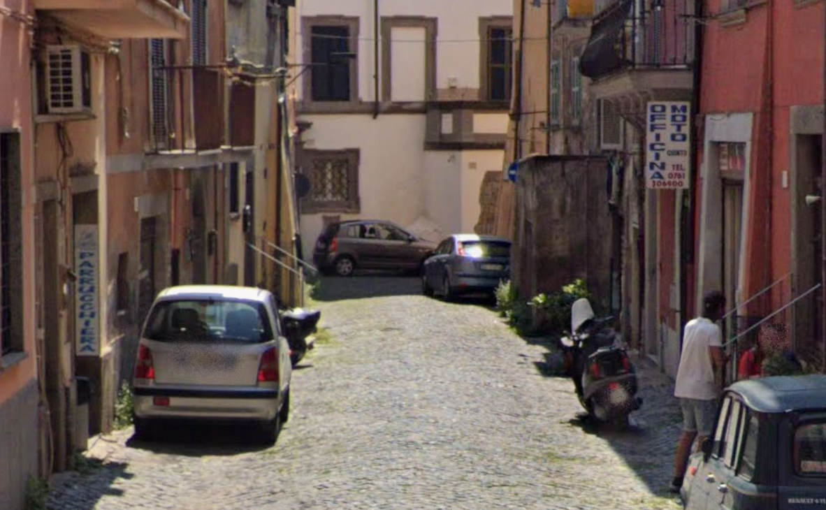 Raid vandalico nella notte a San Faustino: strage di specchietti in via Larga. Viterbesi: “Quartiere ostaggio di degrado e spaccio”