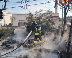 Sfiorata l’esplosione a Santa Marinella: brucia un capanno, i Vigili del Fuoco fermano le fiamme a un passo da un bombolone Gpl