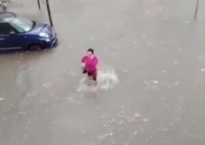 Bomba d’acqua su Ladispoli, strade allagate, auto bloccate e negozi inondati (FOTO)