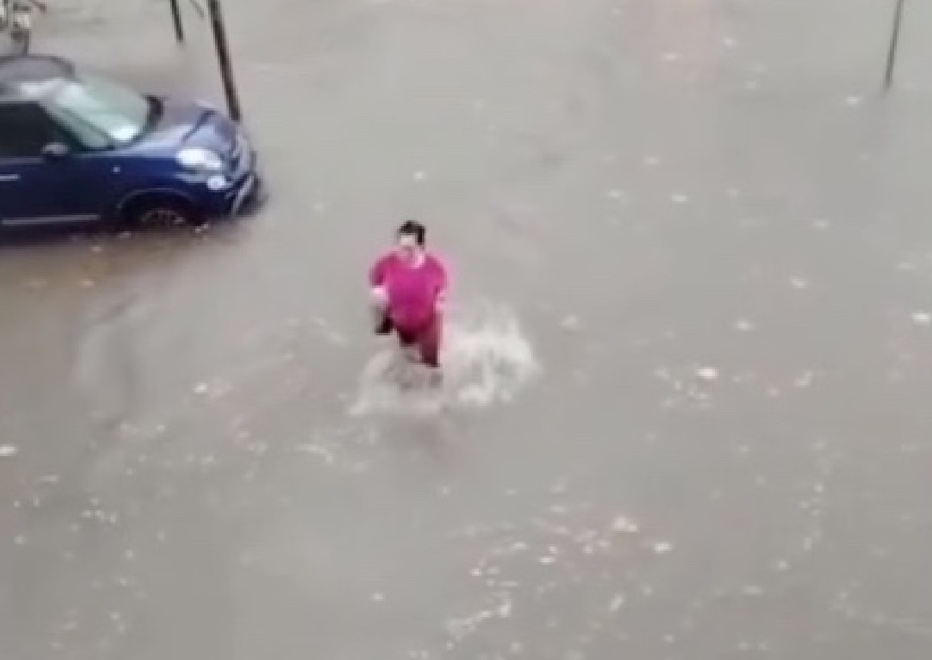 Bomba d’acqua su Ladispoli, strade allagate, auto bloccate e negozi inondati (FOTO)