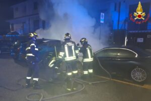 Civitavecchia – Incendio in via Maestrale: a fuoco due auto nella notte (FOTO)