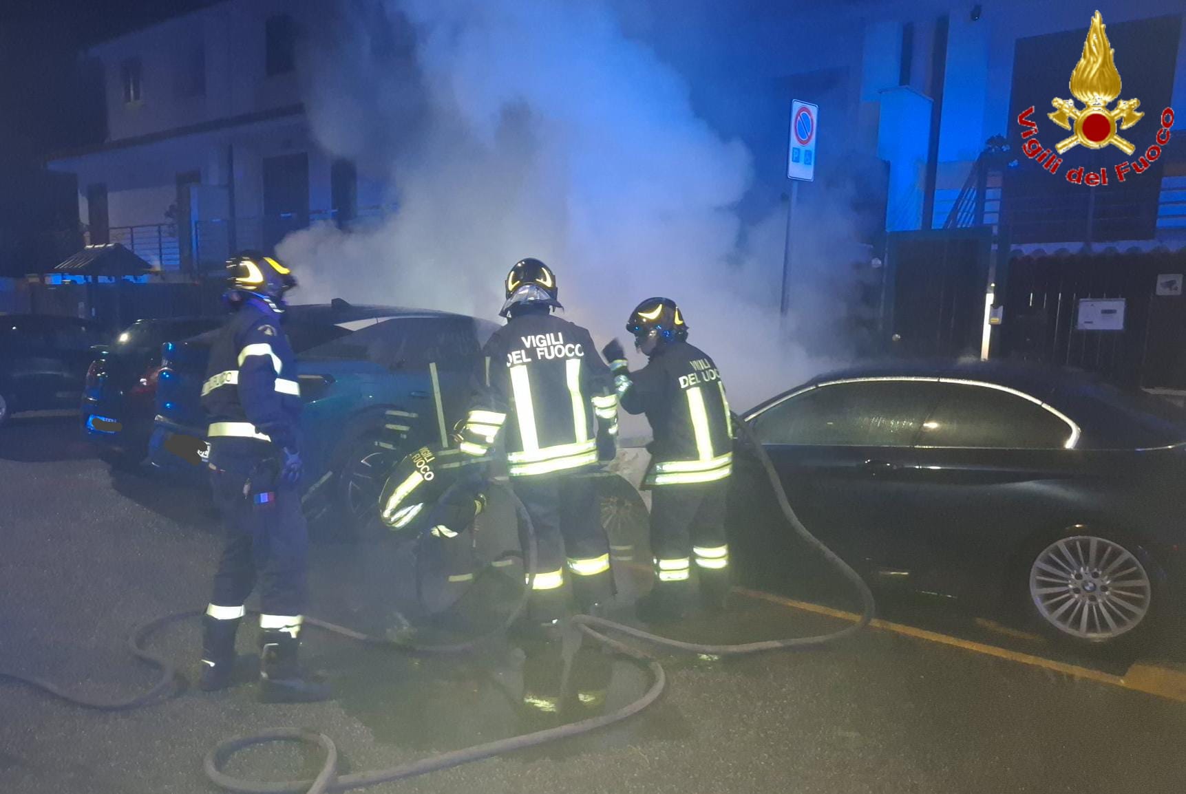 Civitavecchia – Incendio in via Maestrale: a fuoco due auto nella notte (FOTO)