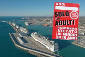 Civitavecchia – Scena “piccante” sulla nave Norwegian Epic: coppia ripresa da una banchina del porto (VIDEO)