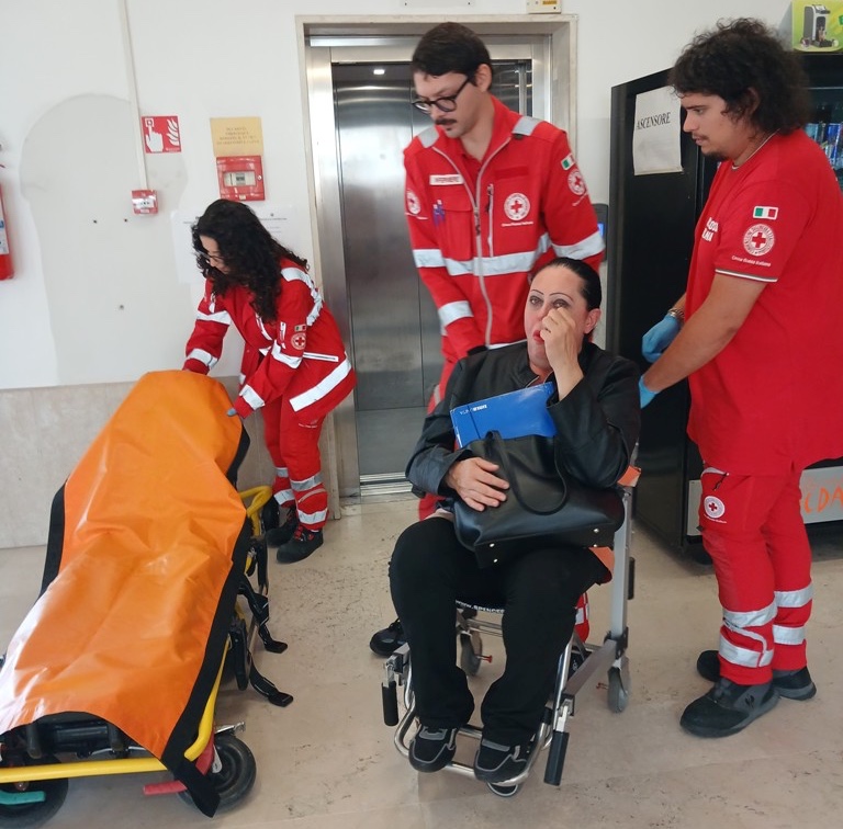 Tribunale di Civitavecchia – Malore in aula per Ylenia Massimini (Italia dei Diritti-De Pierro) durante la causa contro l’ex datore di lavoro (FOTO)