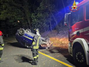Paura sulla provinciale tra Allumiere e Tolfa: perde il controllo e si ribalta con l’auto, conducente in ospedale (FOTO)