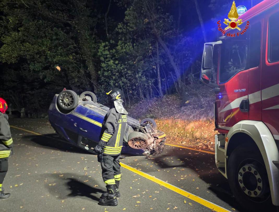 Paura sulla provinciale tra Allumiere e Tolfa: perde il controllo e si ribalta con l’auto, conducente in ospedale (FOTO)